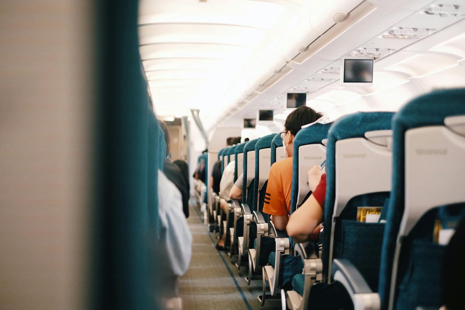 The effective trick a woman uses to sleep on a plane when people around her are making noise