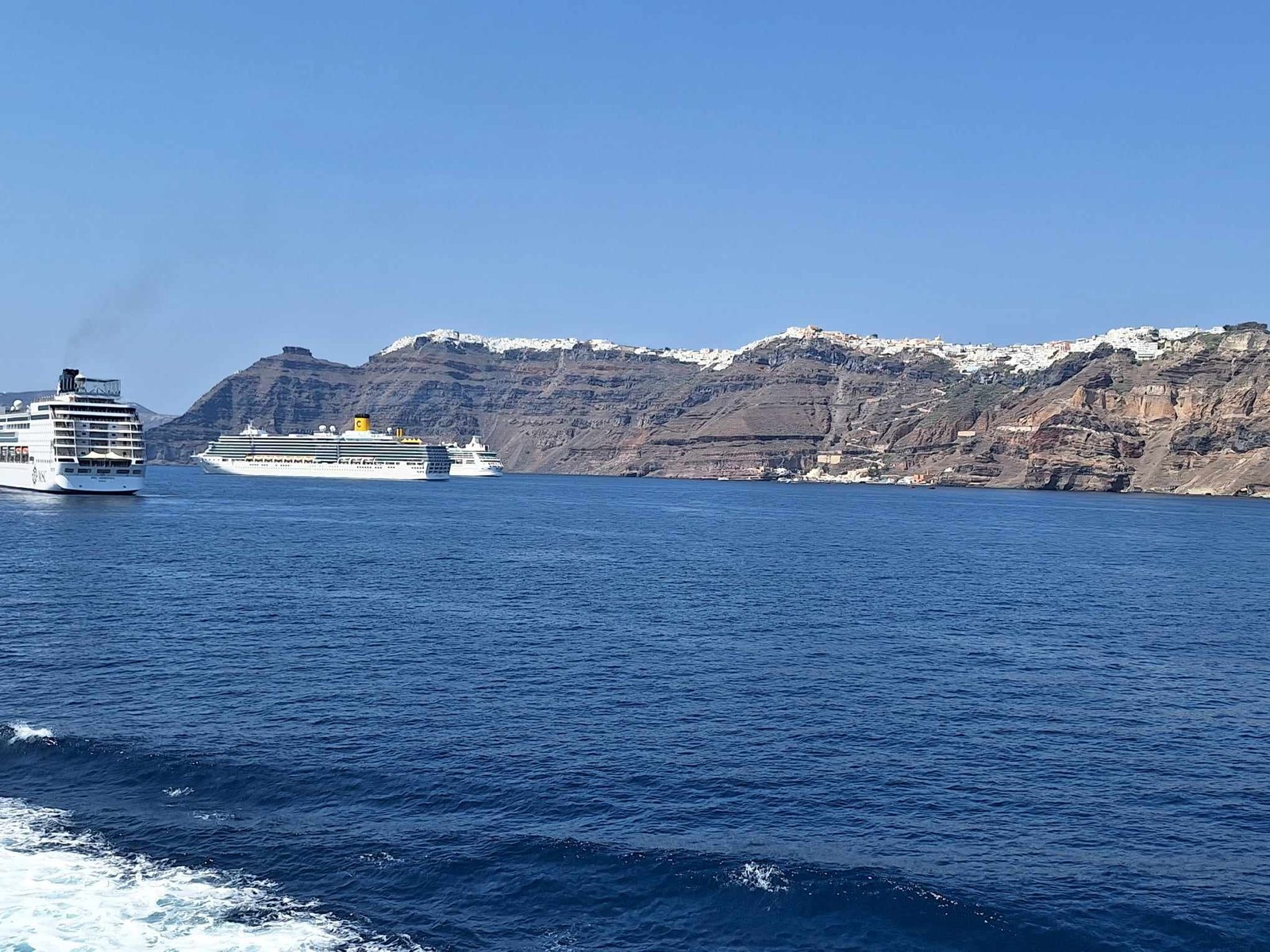 Bloomberg: Greece puts “brakes” on cruise ships, the example of Santorini