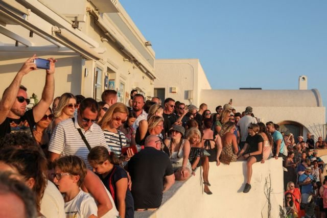 Hypertourism: What scares the Greeks according to the UK