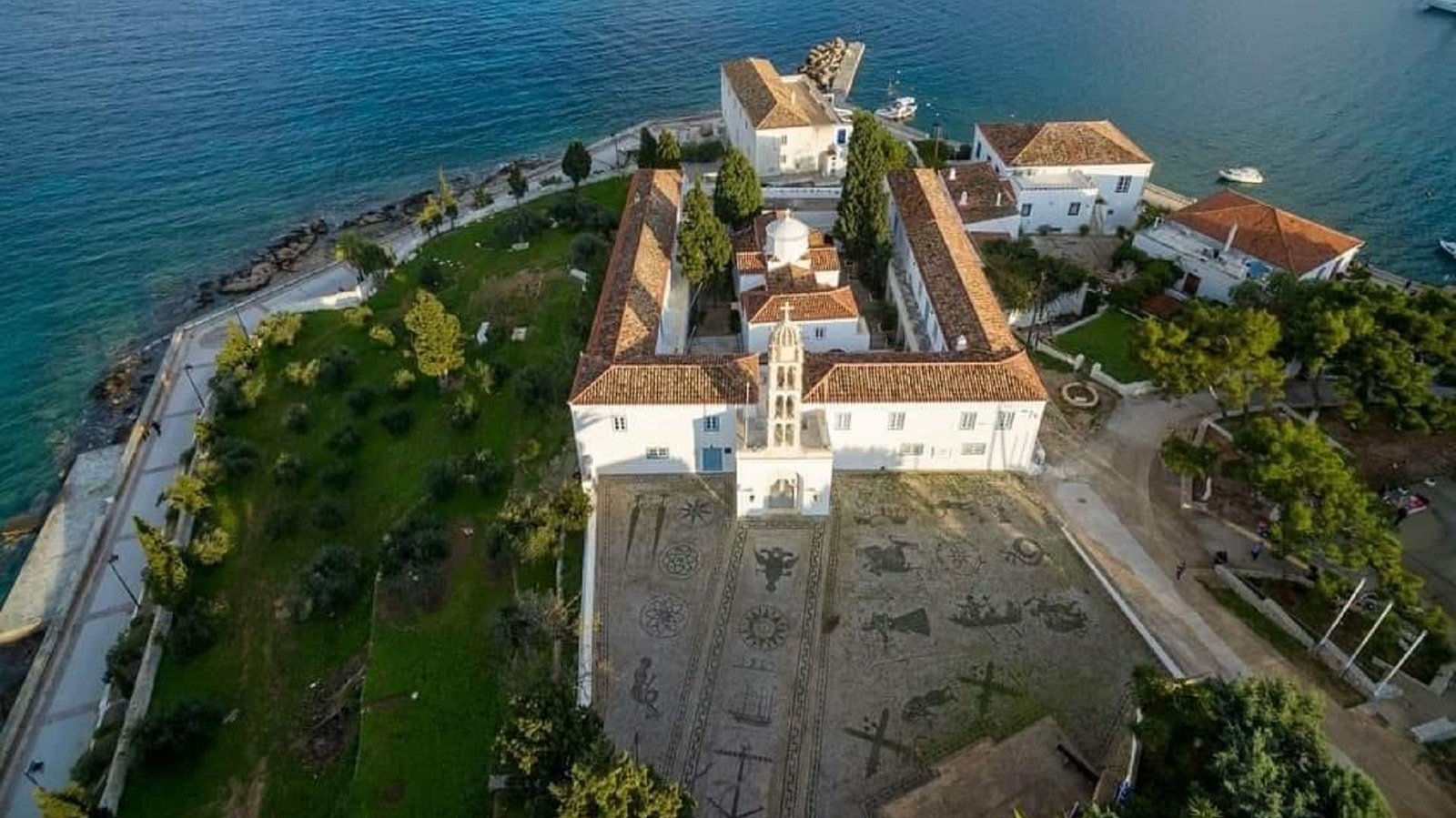 Spetses: Tour of the temples-monuments of reference in the Old Port