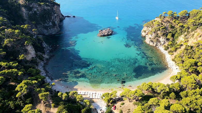 Alonaki: The most beautiful beach in Epirus with green water